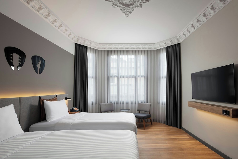 Room, 2 Twin Beds, City View thumbnail 5