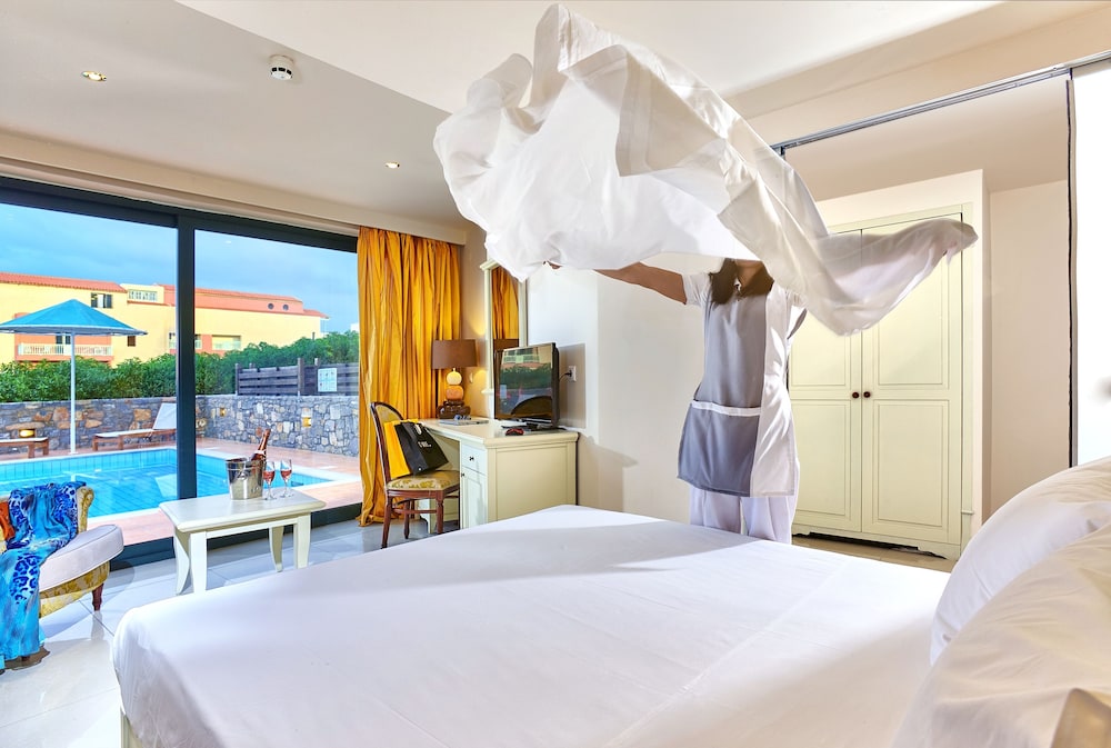 Executive Suite, Private Pool, Partial Sea View thumbnail 5