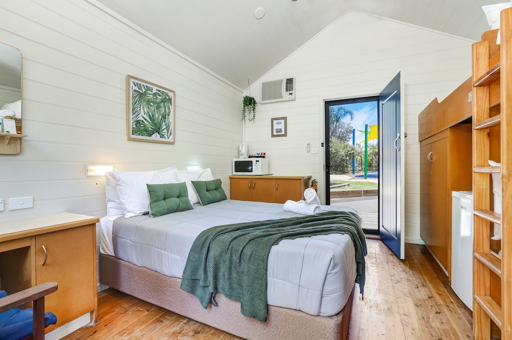 Basic Room, Shared Bathroom (Surf Sharks) photo 3
