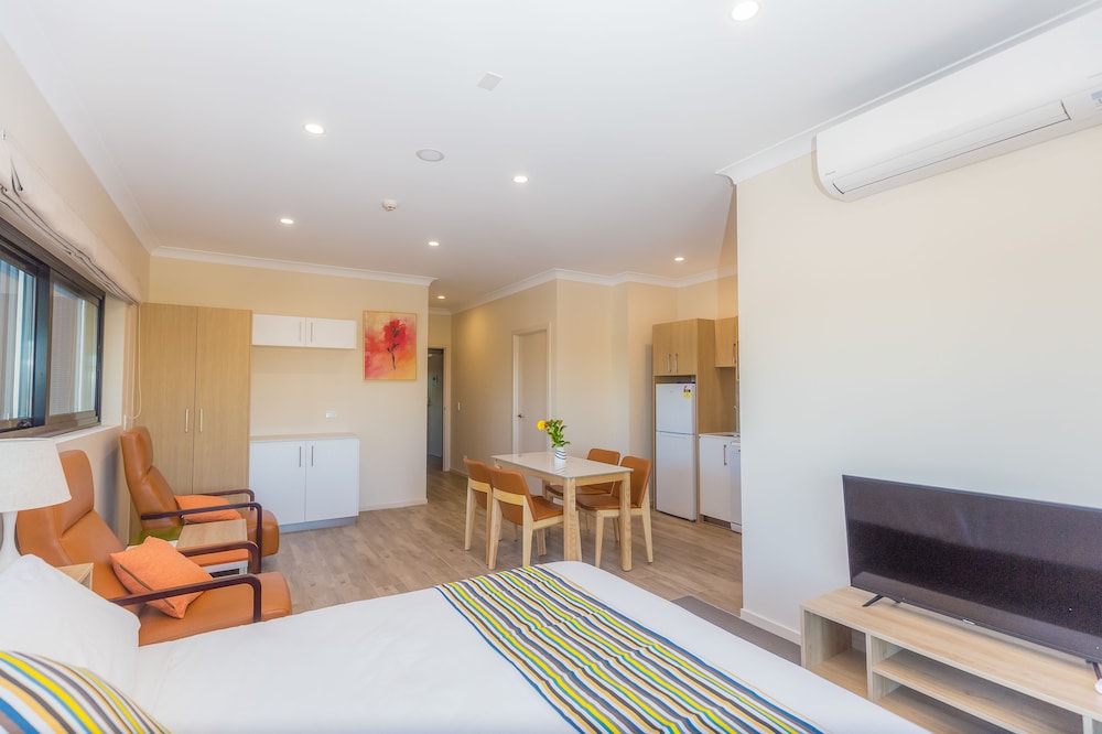 Studio, 1 King Bed, City View