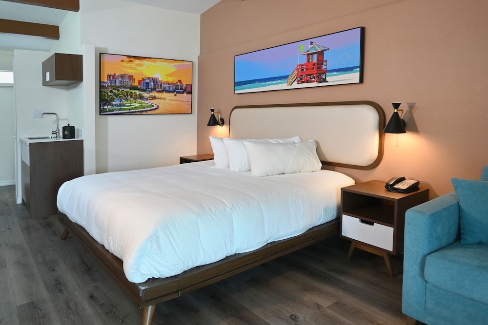 Premium Room, 1 King Bed, Balcony/Patio Pool View - Photo 7