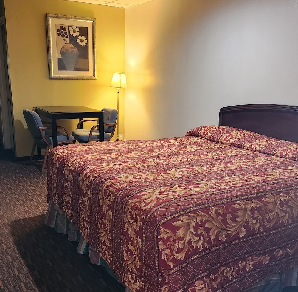 Economy Room, 1 King Bed, Smoking, City View photo 1
