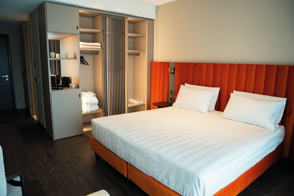 Deluxe Triple Room, Balcony, Pool View