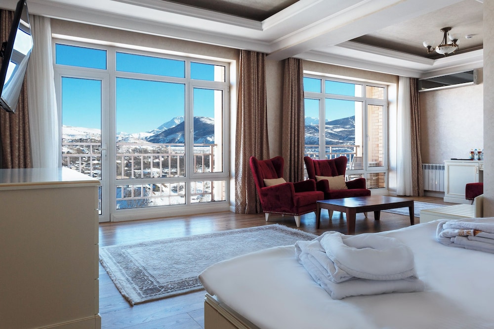 Senior Suite, Pool View photo 2