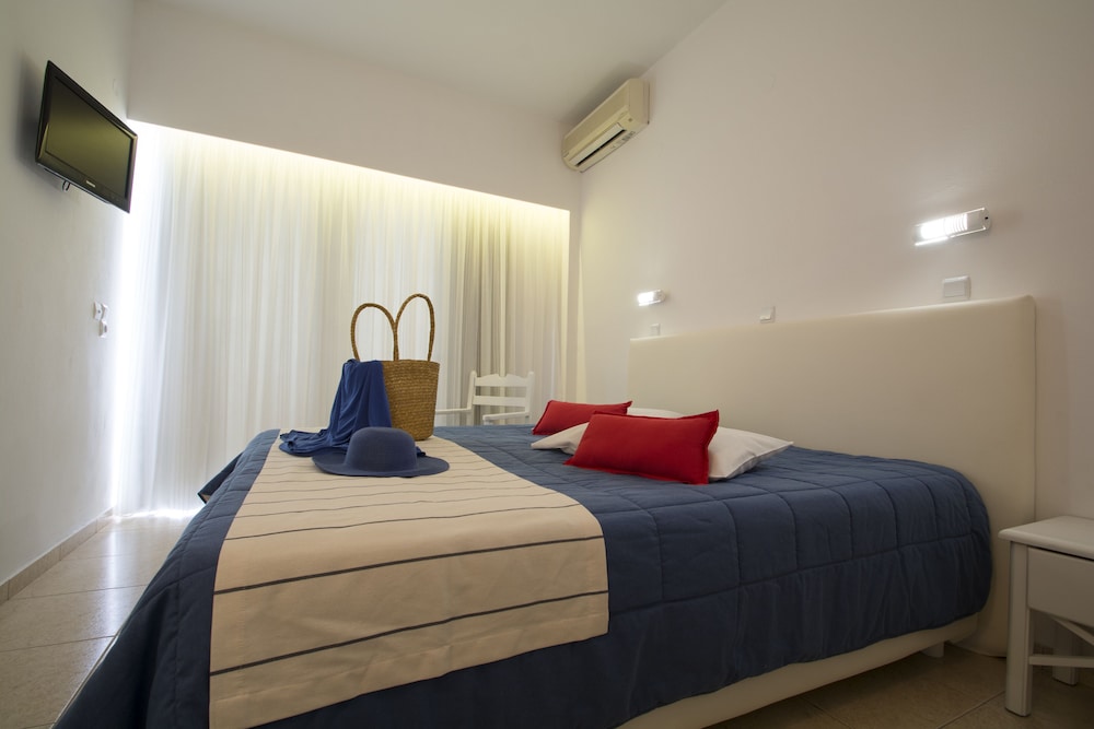 Double or Twin Room, Partial Sea View photo 2