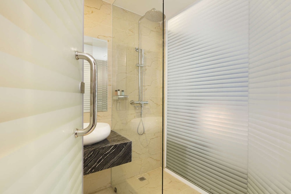 Deluxe Triple Room, 3 Twin Beds, Partial Sea View photo 2