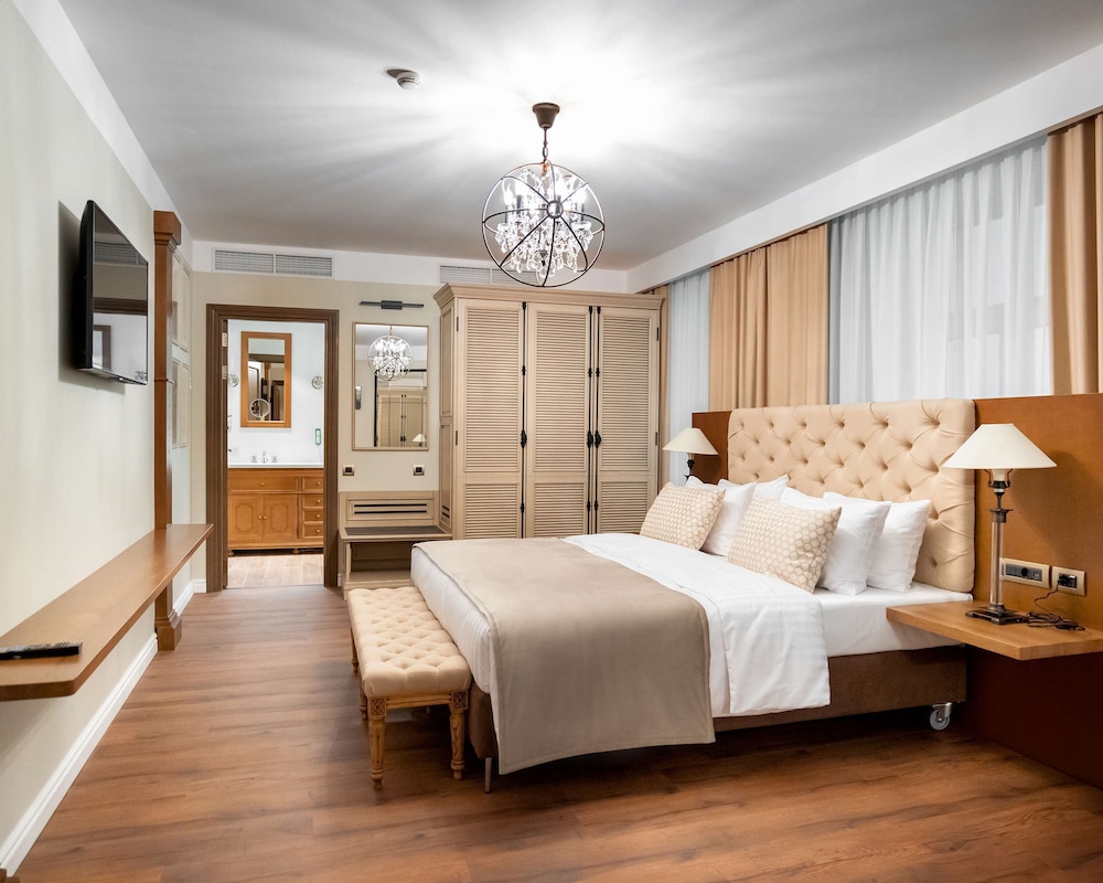 Deluxe Suite, 1 King Bed, Non Smoking, Bathtub (Living Room) - Photo 3