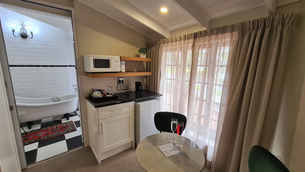 Standard Double Room, 1 Queen Bed, Refrigerator & Microwave, Garden View photo 1
