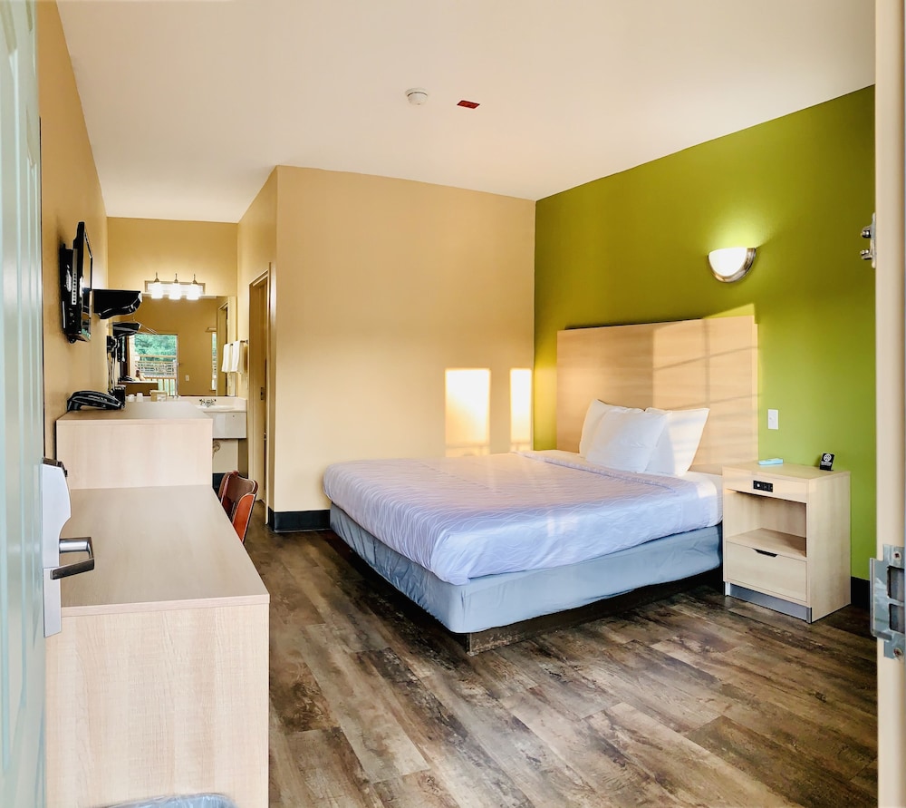 Standard Room, 1 King Bed, Non Smoking photo 2