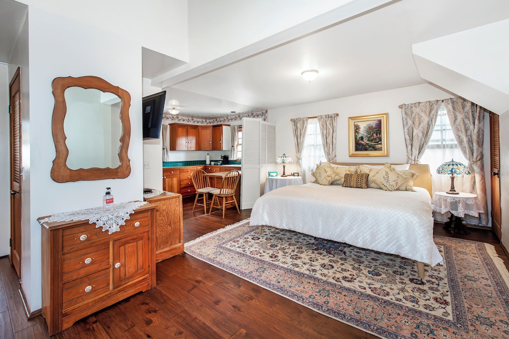 Deluxe Studio Suite, 1 King Bed, Private Bathroom