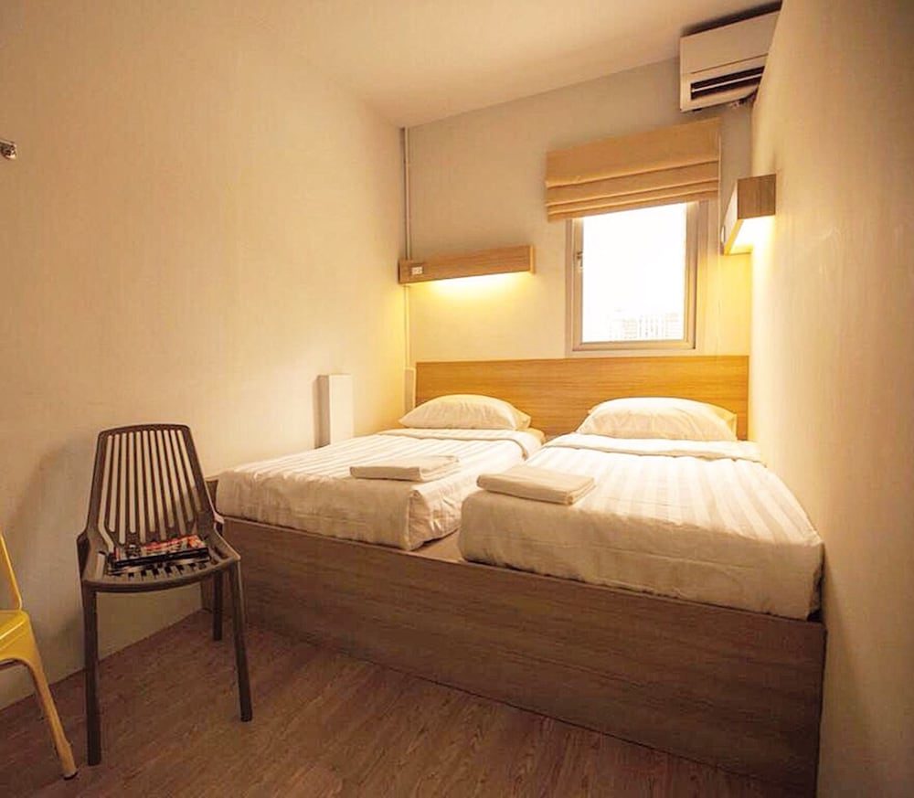 Twin Bed with Shared Bathroom photo 2