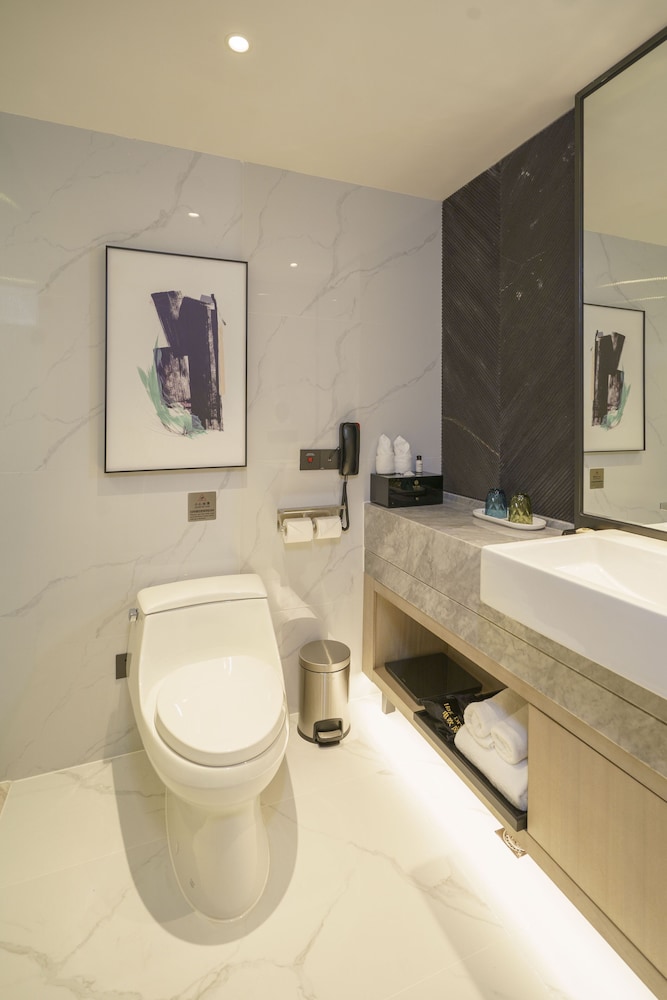 Executive Double Room thumbnail 5