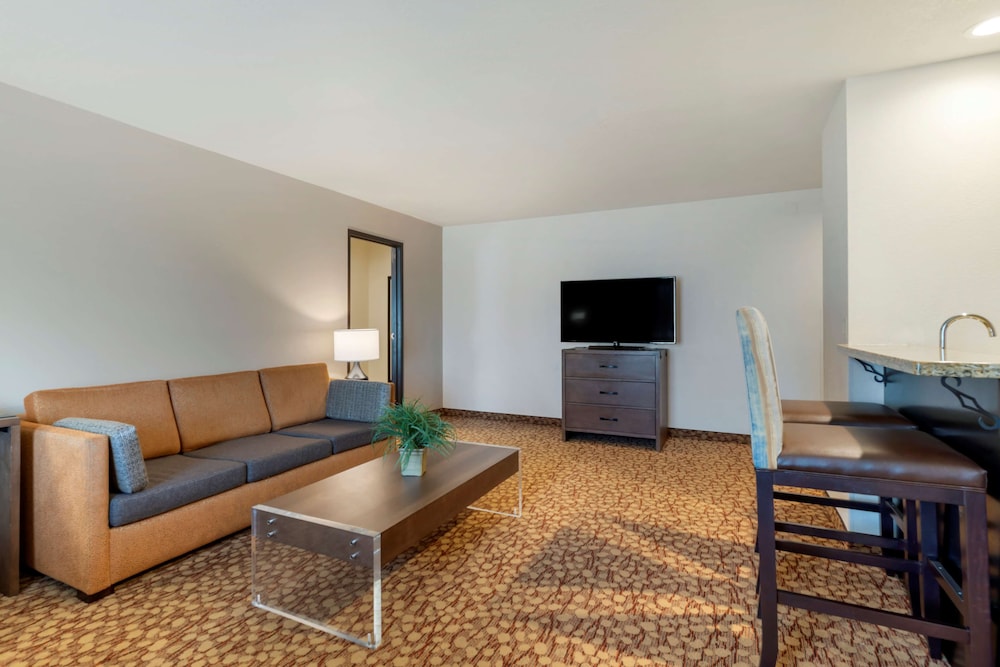 Suite, 2 Queen Beds, Non Smoking, Refrigerator & Microwave - Photo 3