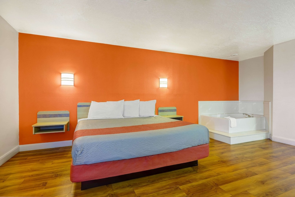 Deluxe Suite, 1 King Bed, Non Smoking, Hot Tub photo 3