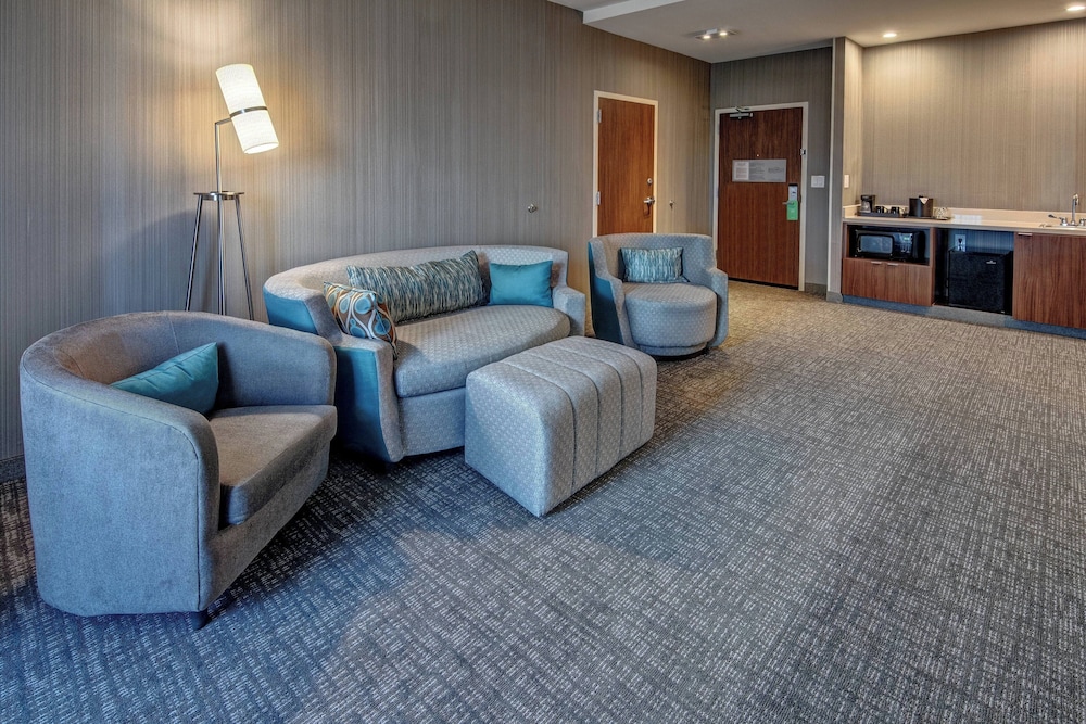 Suite, 1 Bedroom, Corner (Mobility/Hearing Access, Roll-in Shwr) photo 3