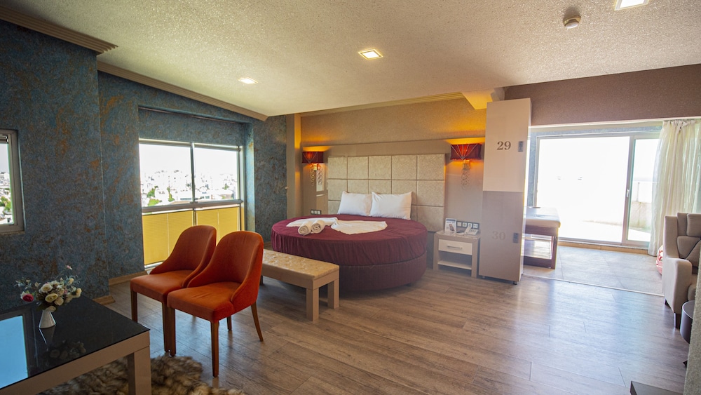 Royal Room, 1 King Bed, Smoking, Sea View