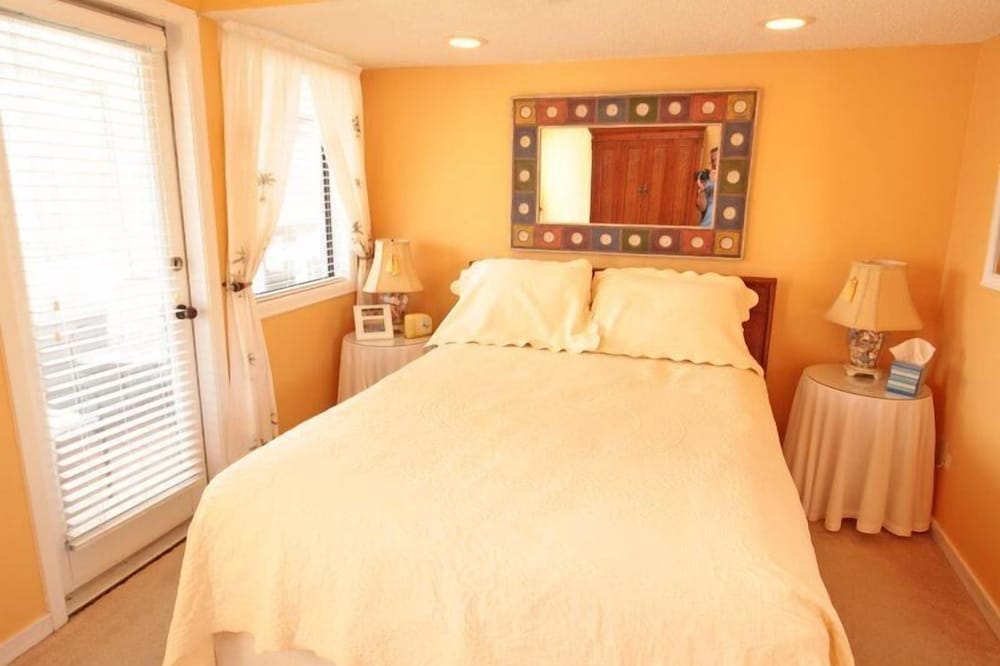 Condo, 2 Bedrooms