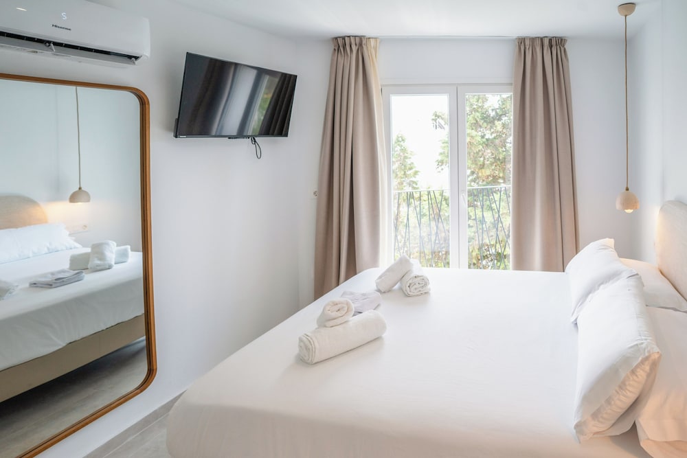 Deluxe Double Room, Pool View