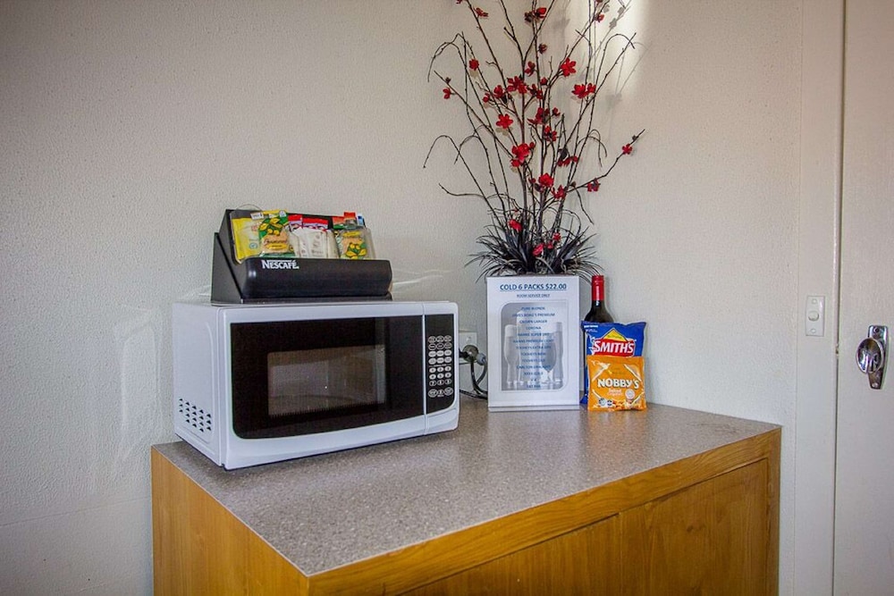 Family Room, Multiple Beds, Non Smoking, Microwave (Walk-in Shower) photo 3