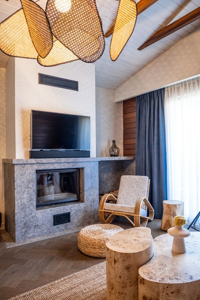 Deluxe Suite, 1 King Bed, Fireplace, Garden Area photo 2