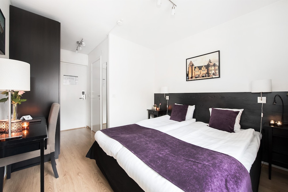 Standard Room, 1 King Bed, Non Smoking - Photo 1