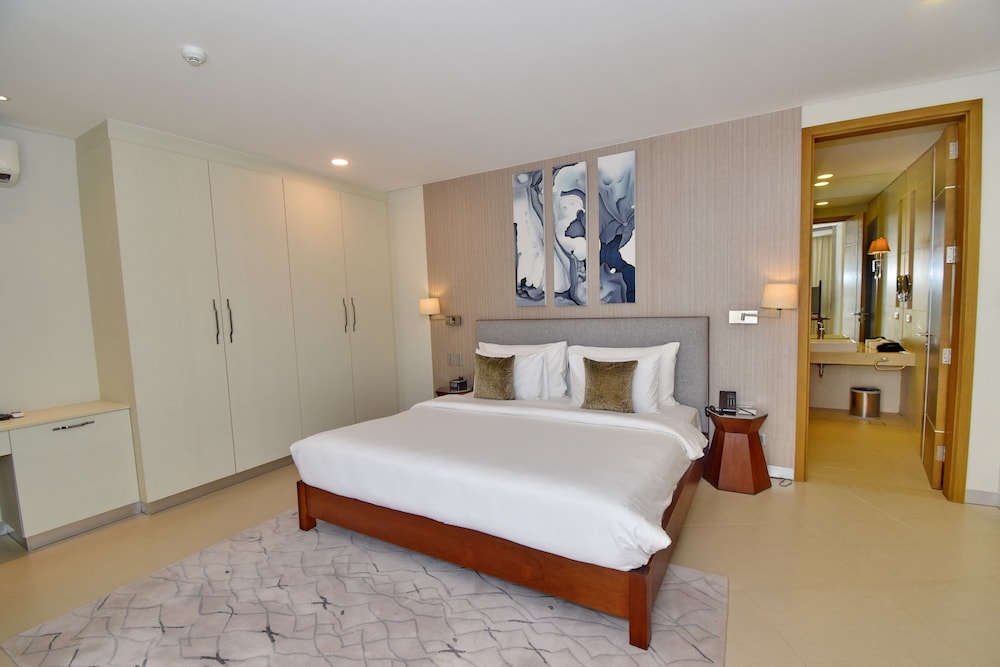 Premier Suite (Two Bedroom Pool View) - Photo 11