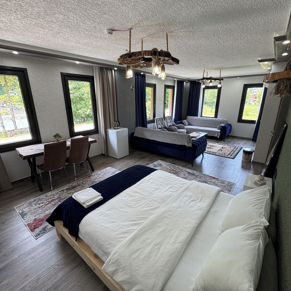 Comfort Room, River View