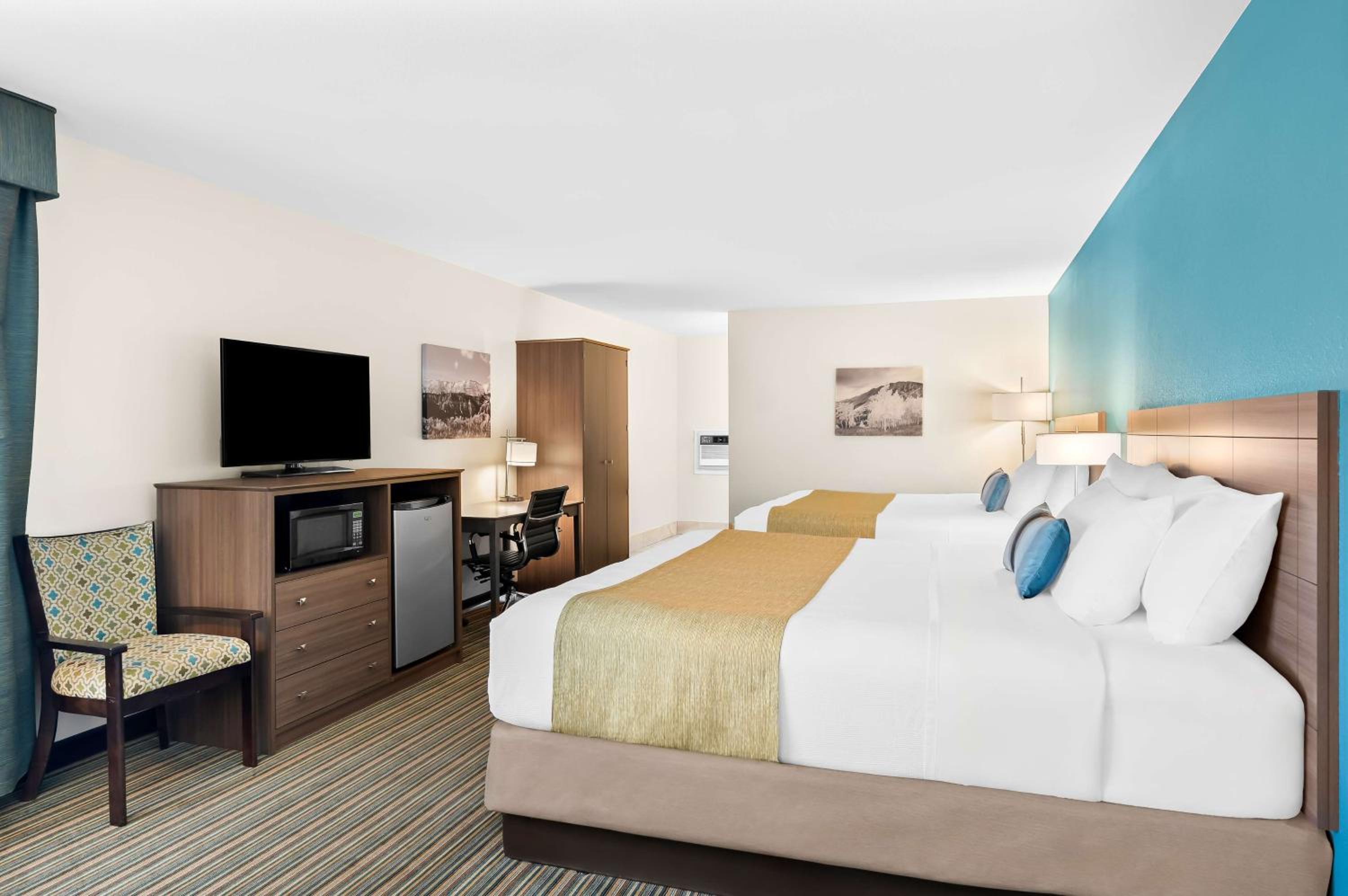 Large King Room with Two King Beds - Non-Smoking photo 2