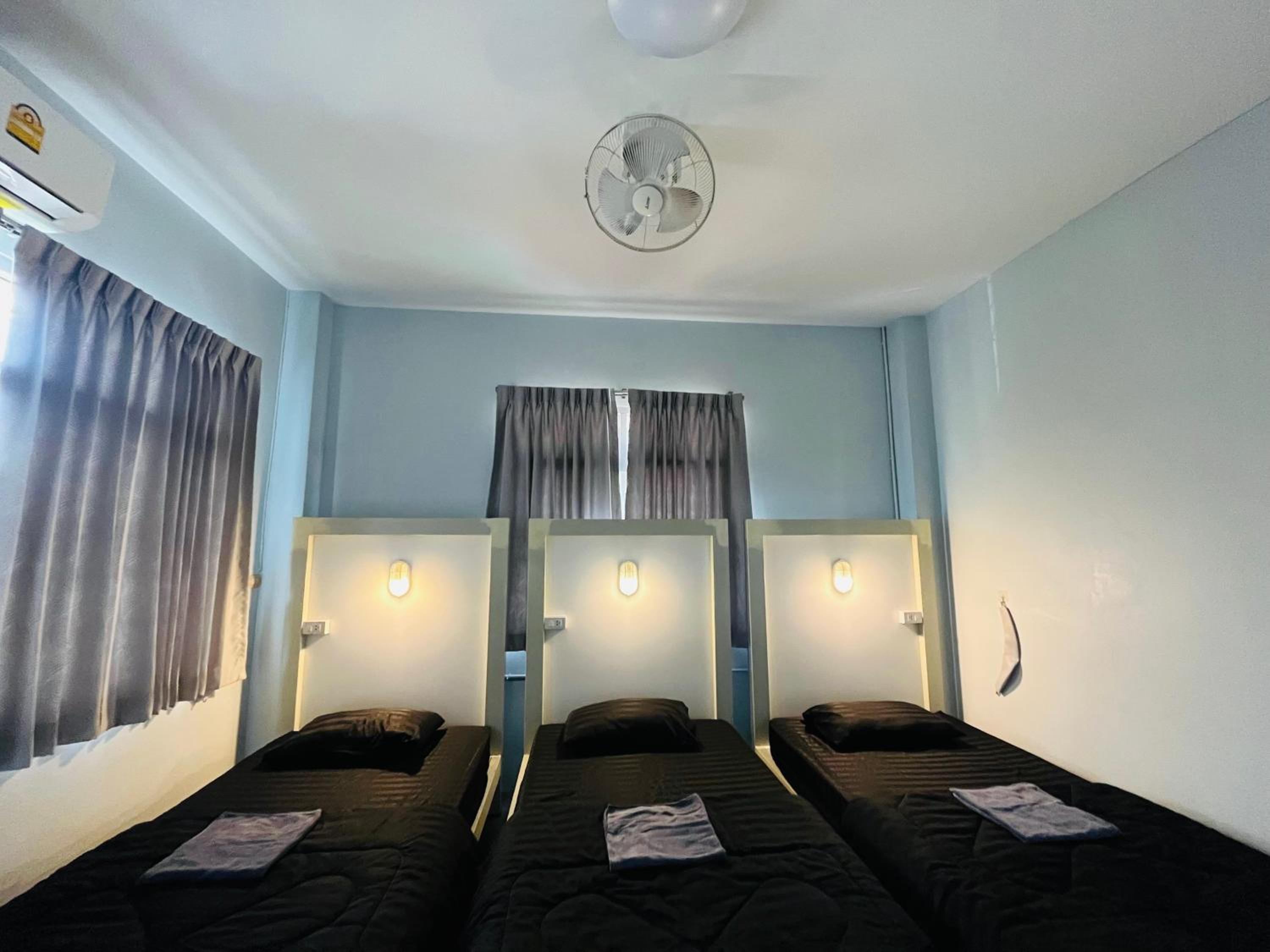 Economy Triple Room with Shared Bathroom photo 2