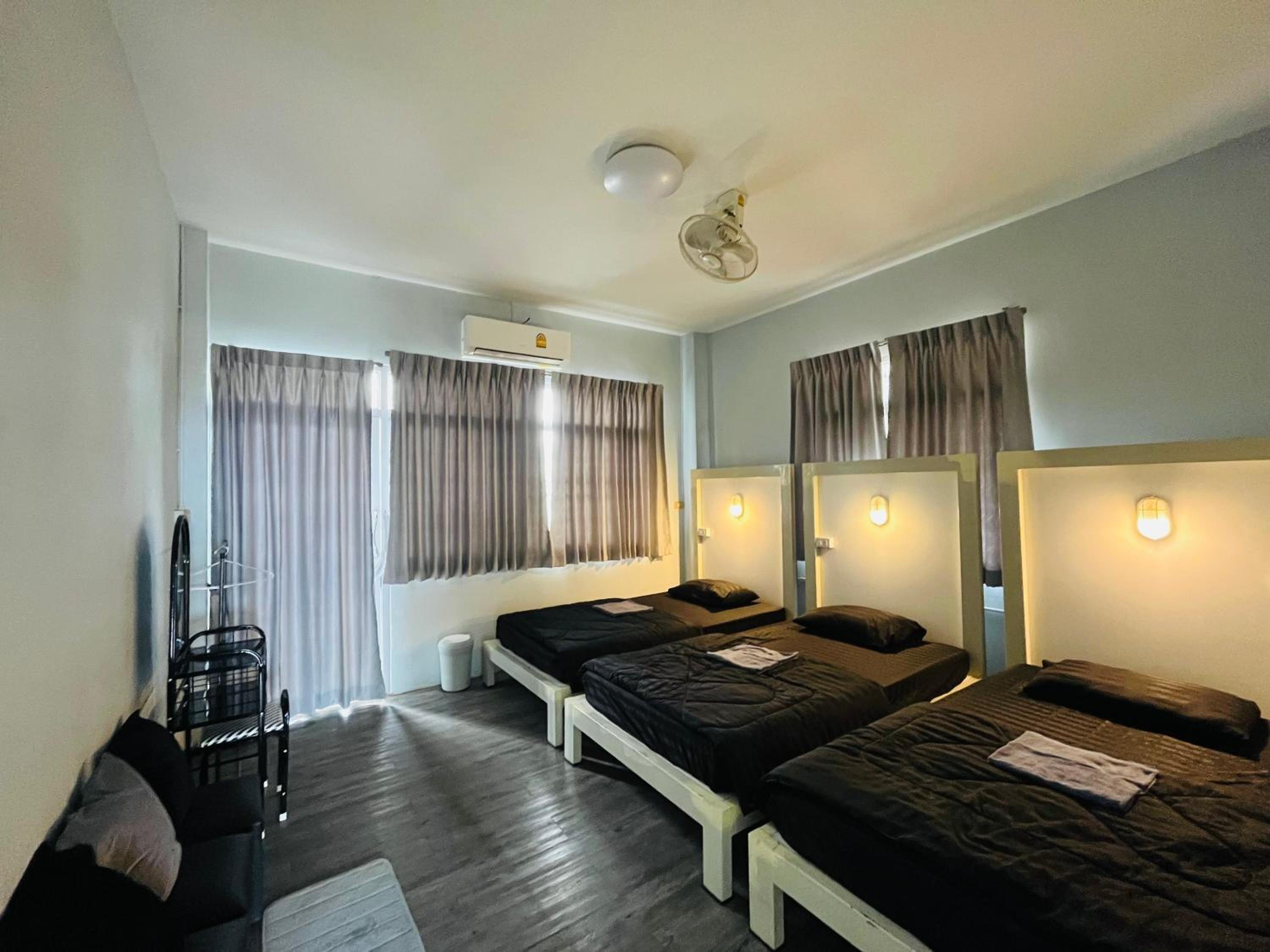 Economy Triple Room with Shared Bathroom photo 3