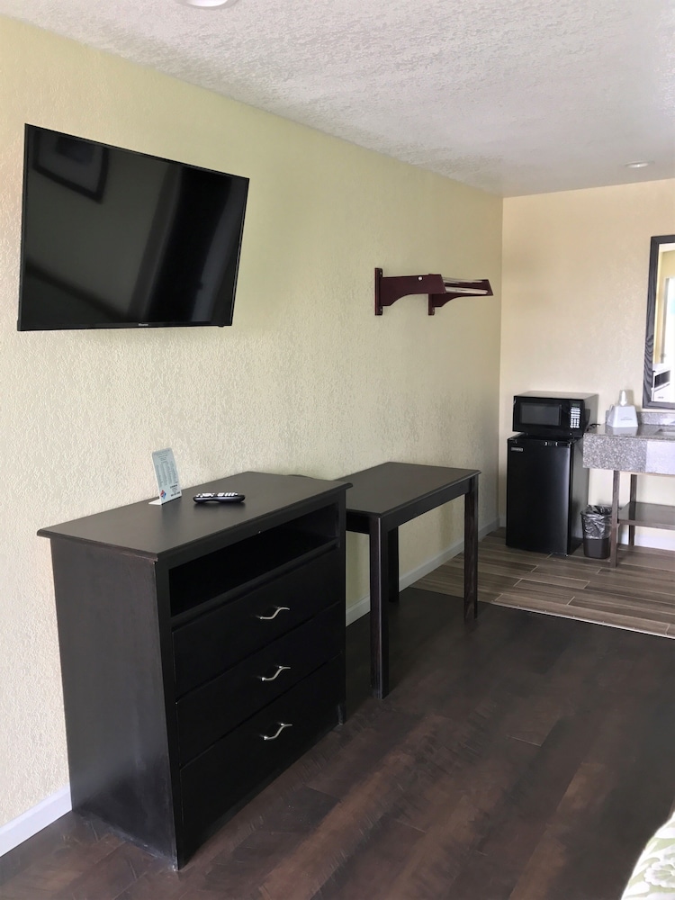 Basic Single Room, 1 Queen Bed, Non Smoking photo 2