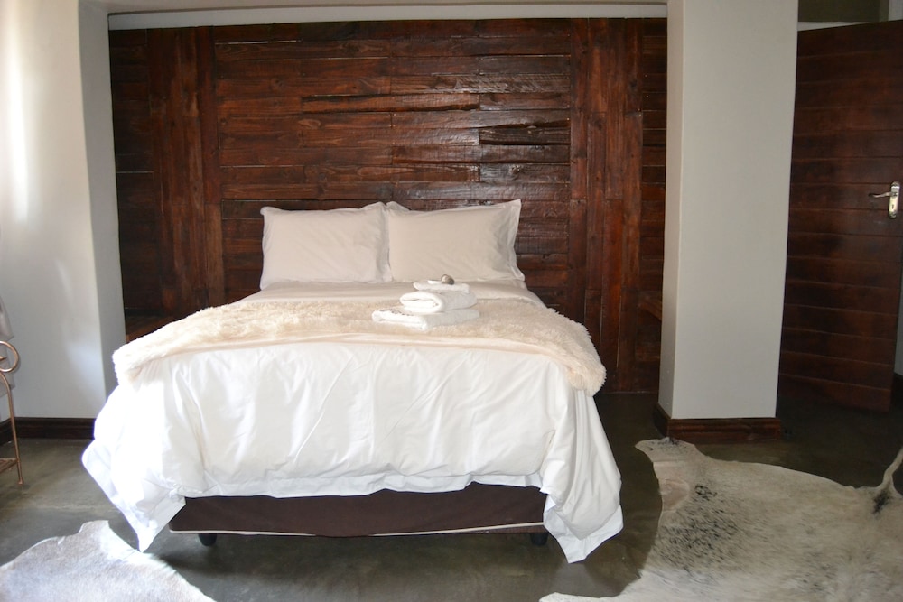 Luxury Double Room, 1 King Bed, Non Smoking, Courtyard View photo 2