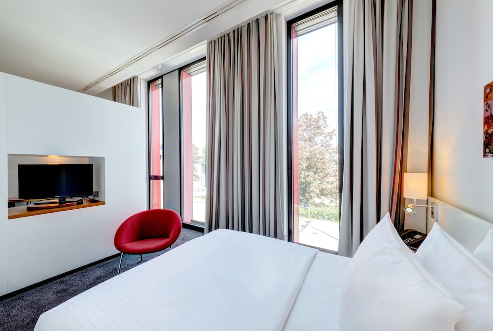 Junior Room, 1 King Bed