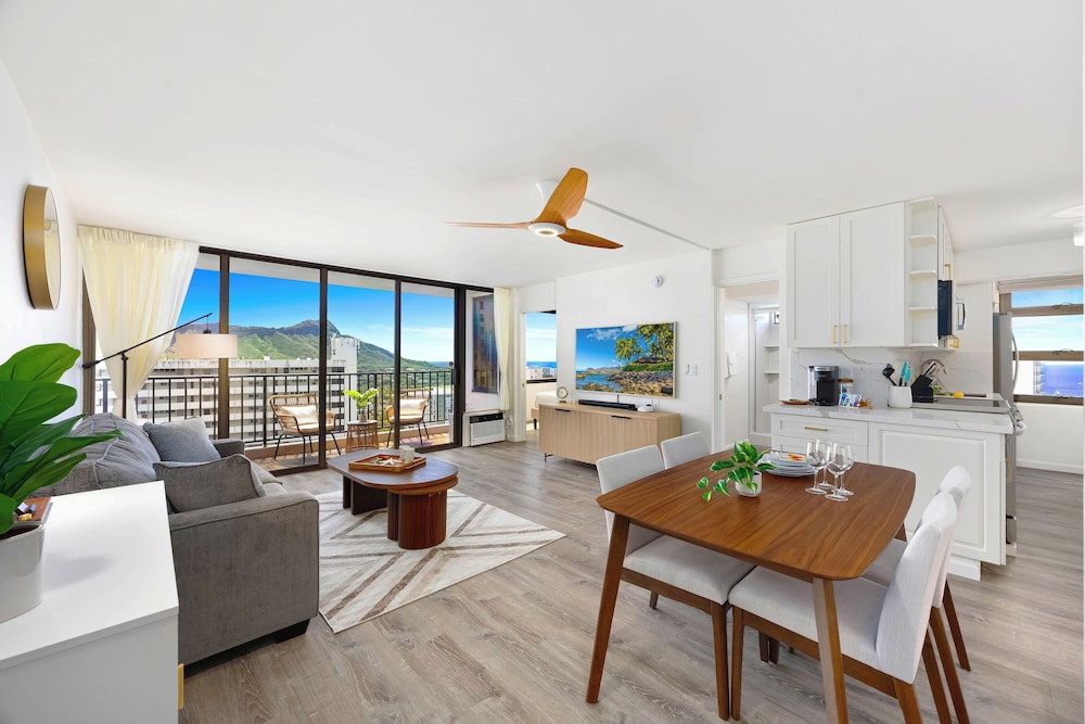 Premium Remodeled Condo with Ocean View and Parking: Premium Apartment, 1 King Bed with Sofa bed, Ocean View (WB 2713 T1) photo