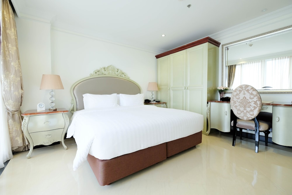 Suite, 1 King Bed, City View photo 3