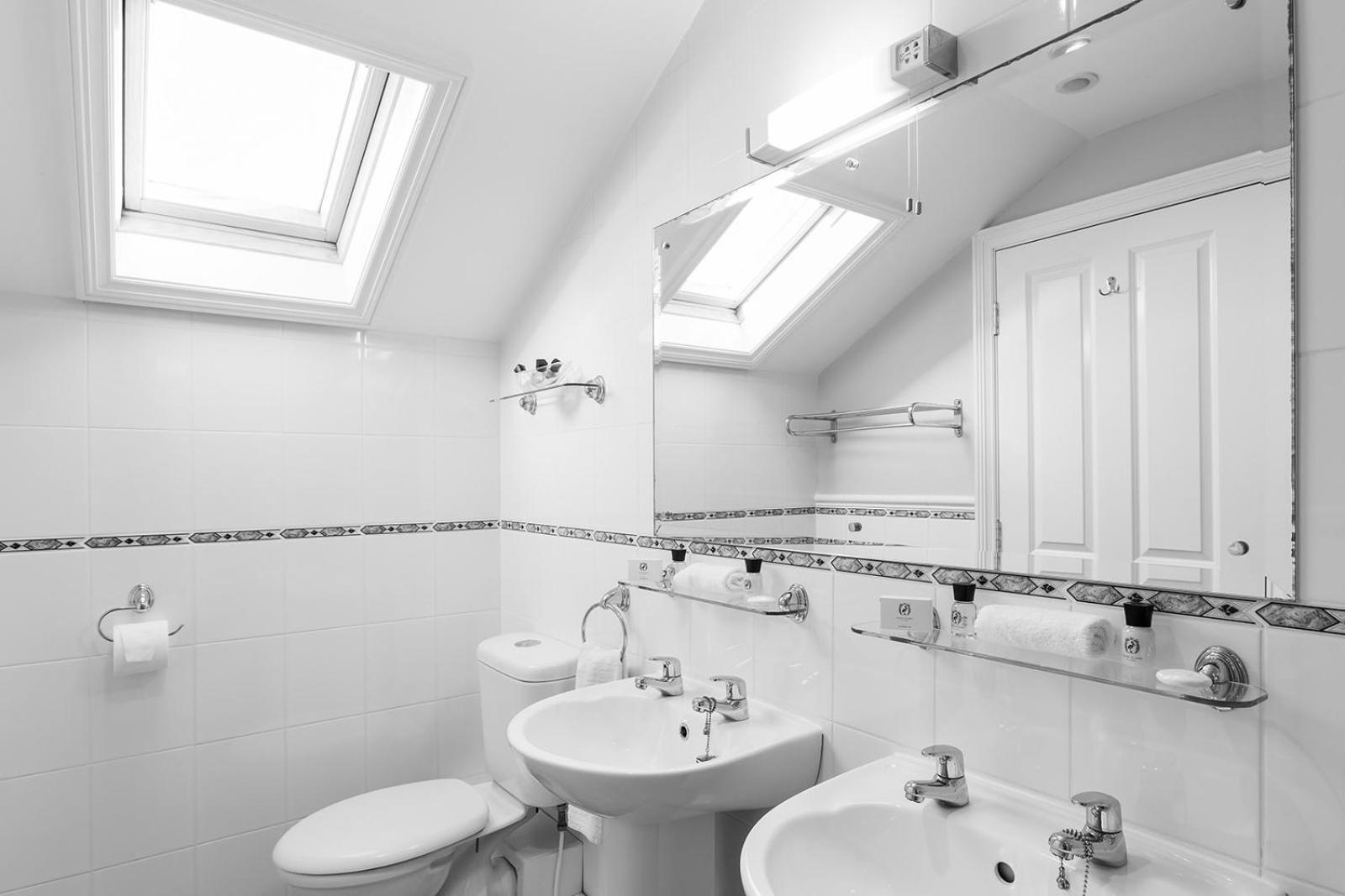 Large Double Room - Photo 3