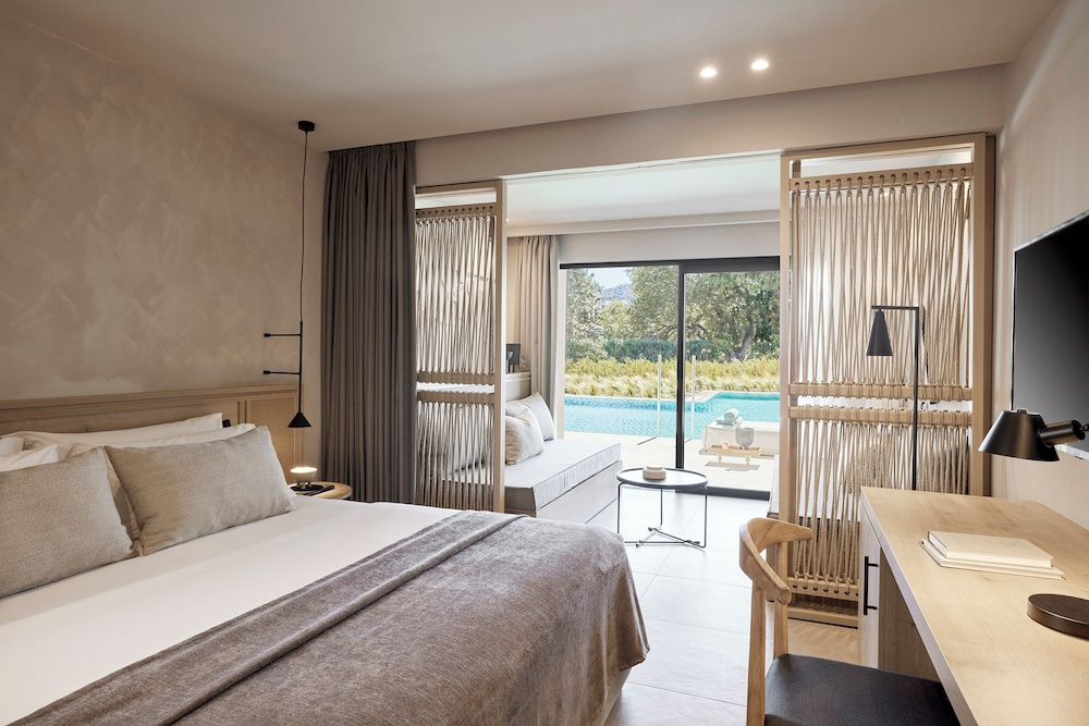 Junior Suite Pool View & Sharing Pool