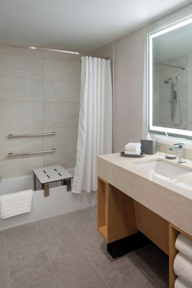 Deluxe Room, 2 Queen Beds (Mobility Accessible, Roll-In Shower) - Photo 4
