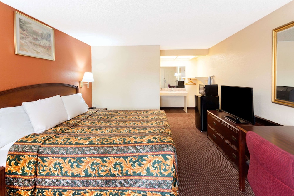 Room, 1 King Bed, Non Smoking - Photo 2