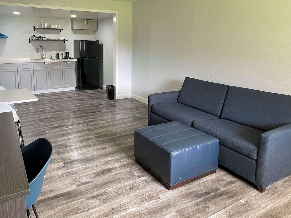 Standard Suite, Multiple Beds, Non Smoking, Kitchen photo 2