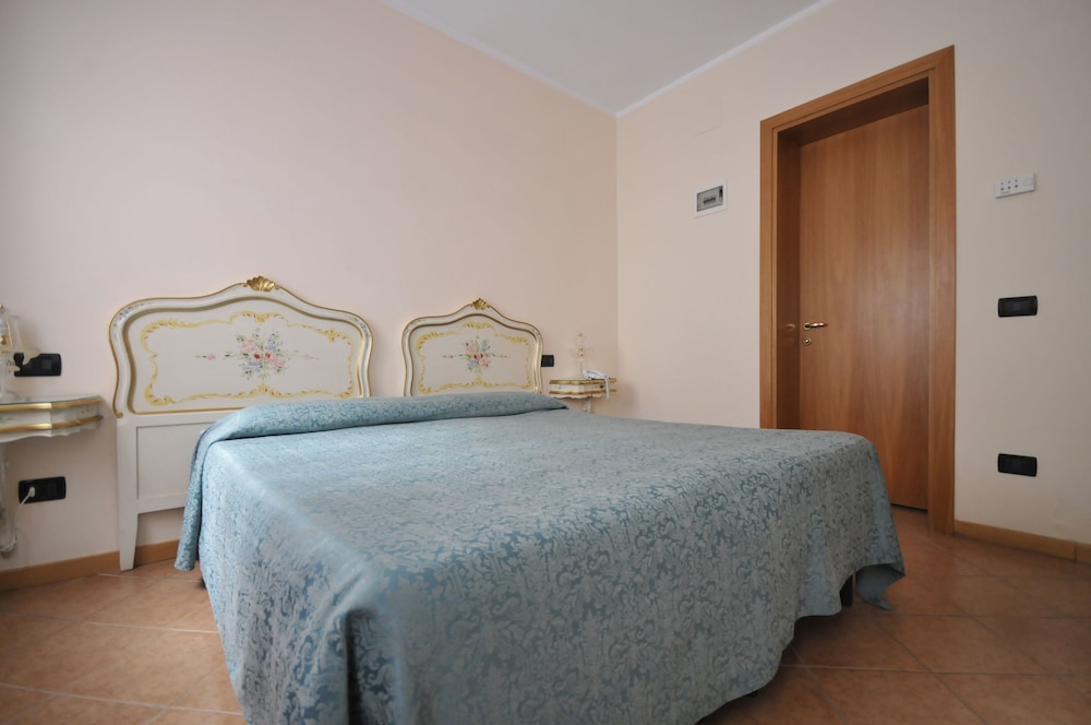 Standard Double Or Twin Room photo 3