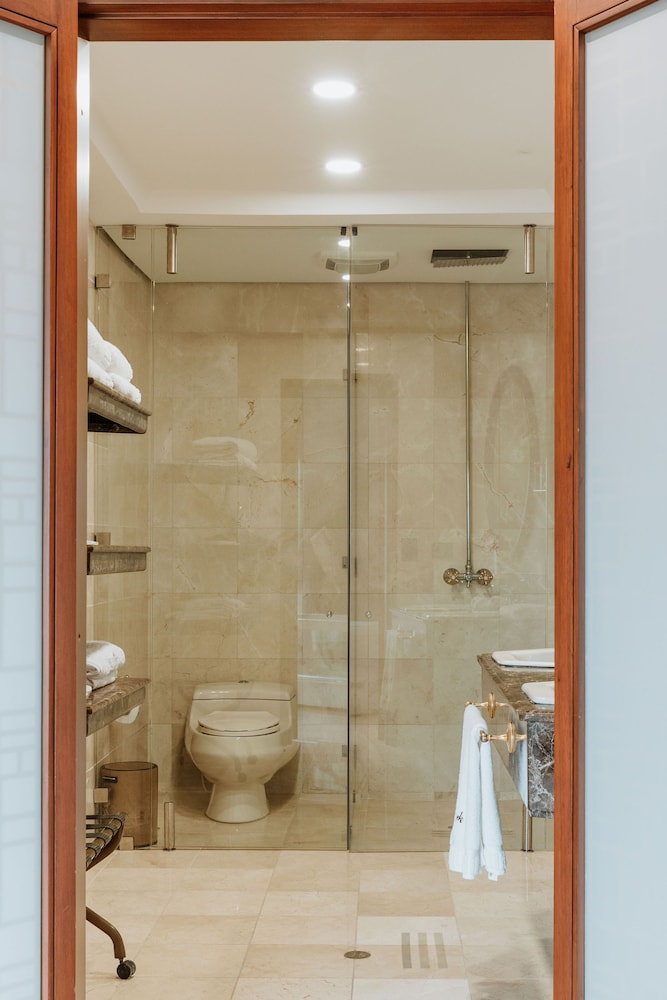 Executive Suite - Photo 22