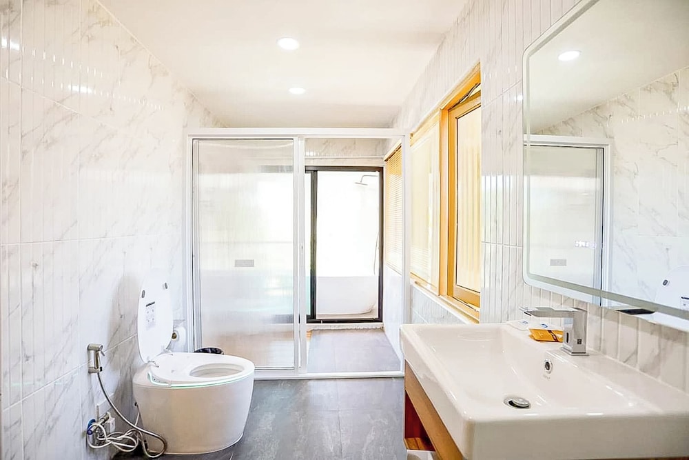 Deluxe Room with Bathtub and Terrace - Photo 20