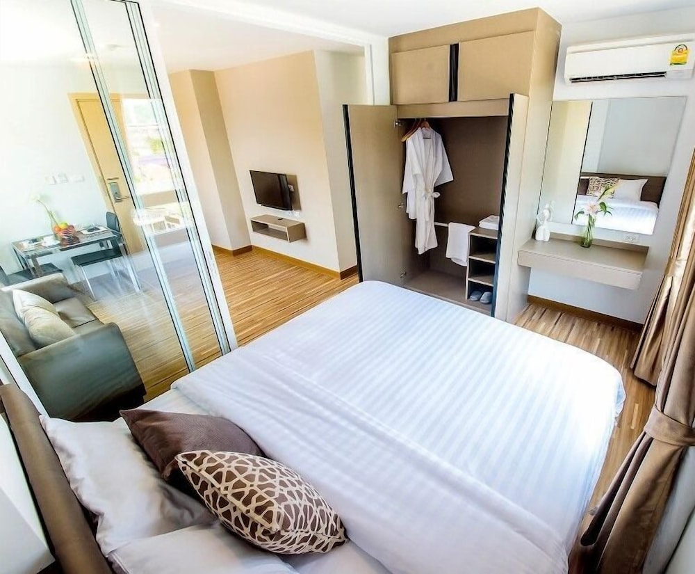 1 Bedroom Apartment with Mountain View