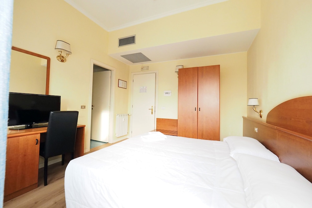 Double Room - Photo 11