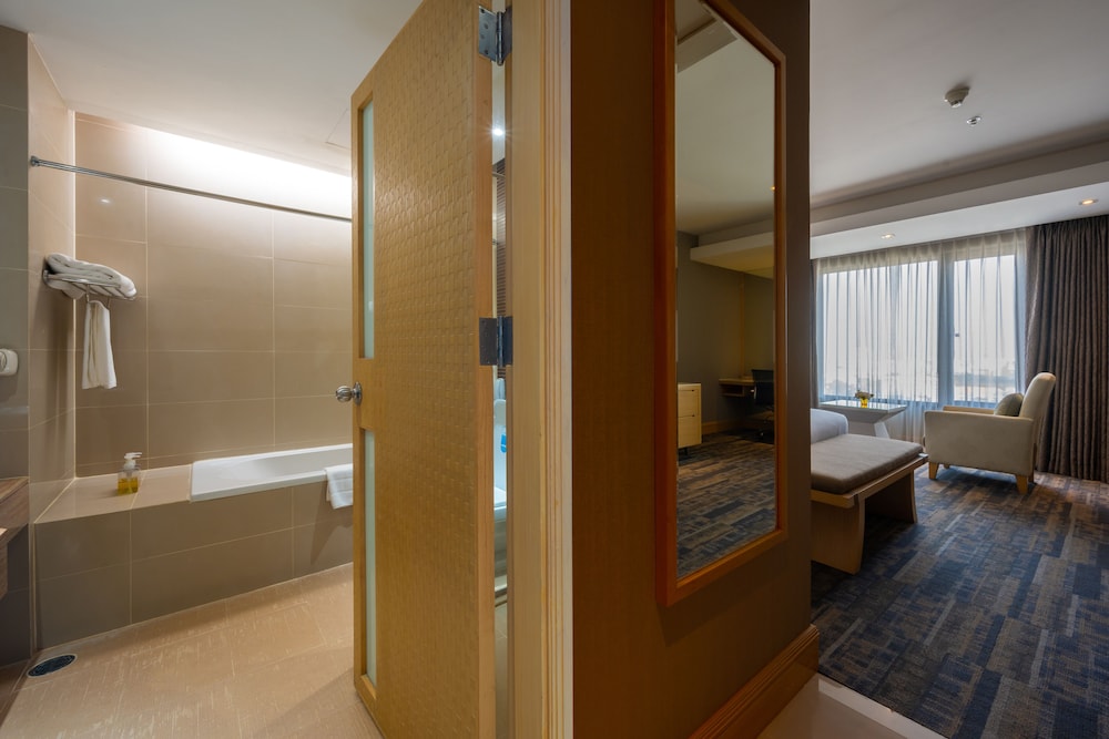 Junior Suite, 1 Double Bed, Bathtub - Photo 3