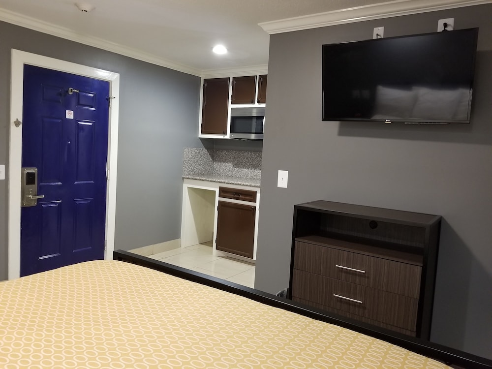 Standard Room, 1 Queen Bed photo 2