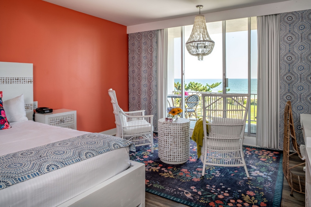 Deluxe Room, 1 King Bed, Balcony photo 2