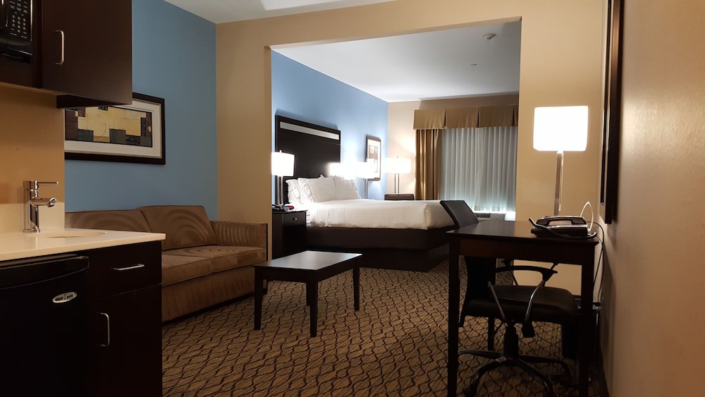 Suite, 1 King Bed with Sofa bed, Accessible (Hearing) photo 2
