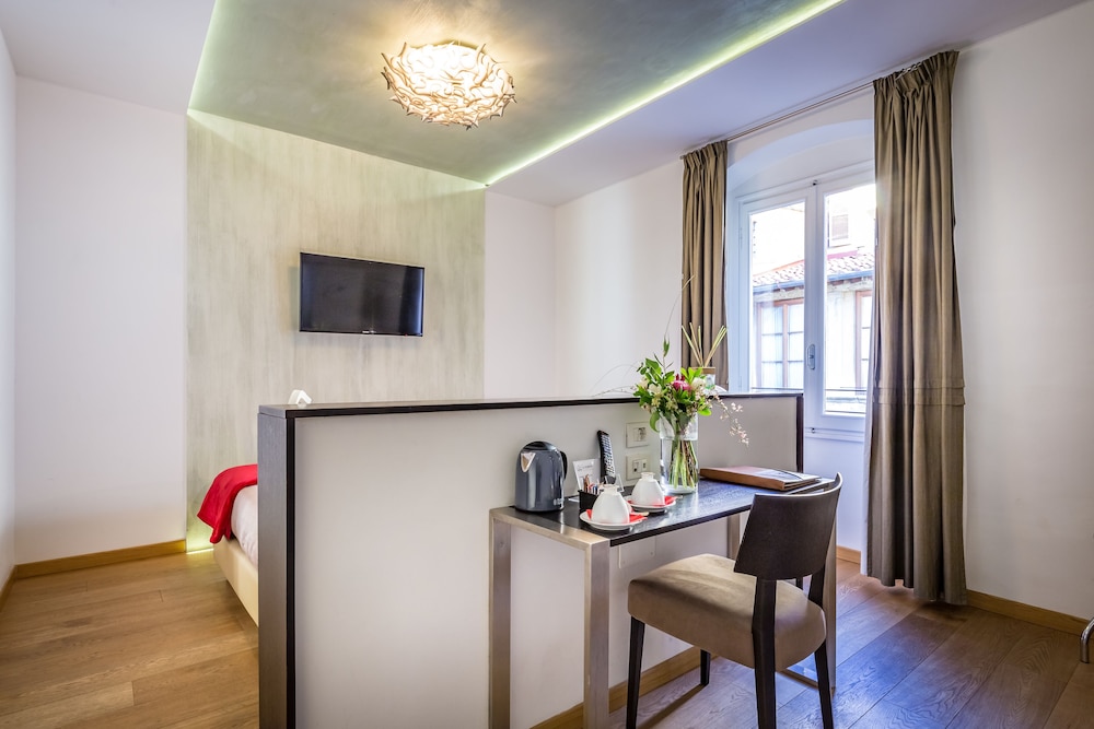 Standard Double Room - Photo 8